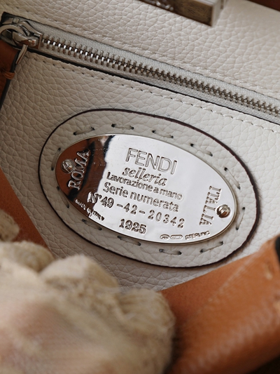 フェンディバッグ背面デザイン